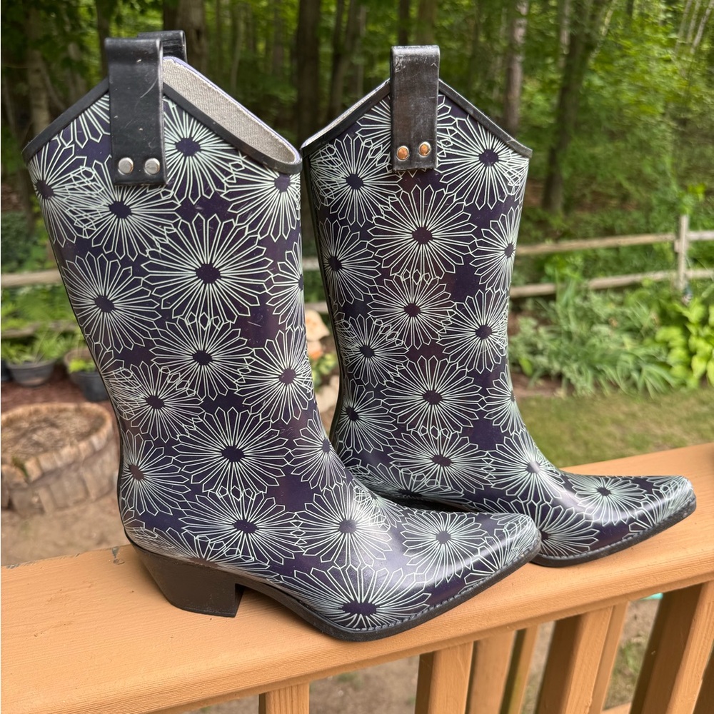 Nomad Black and Gray Floral Women's Rain Boots, size 8 - Picture 2 of 7